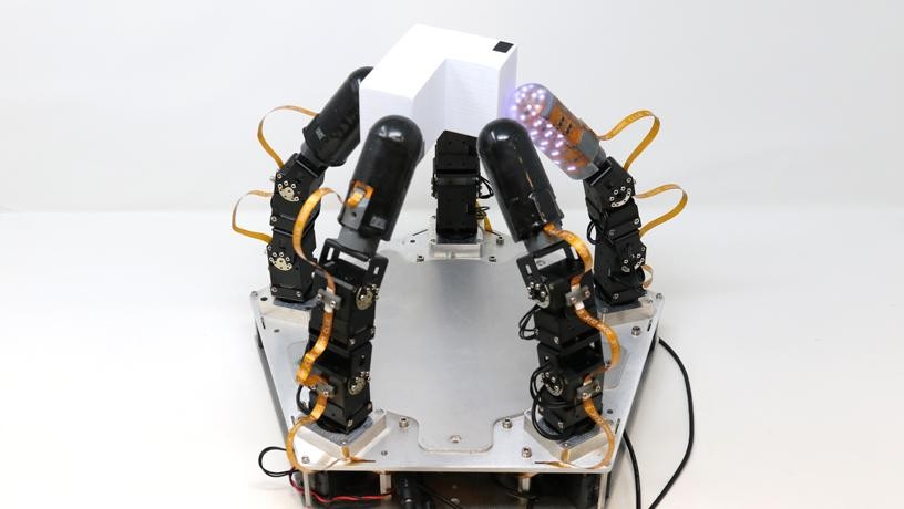 robot-hand-holding-unevenly-shaped-object